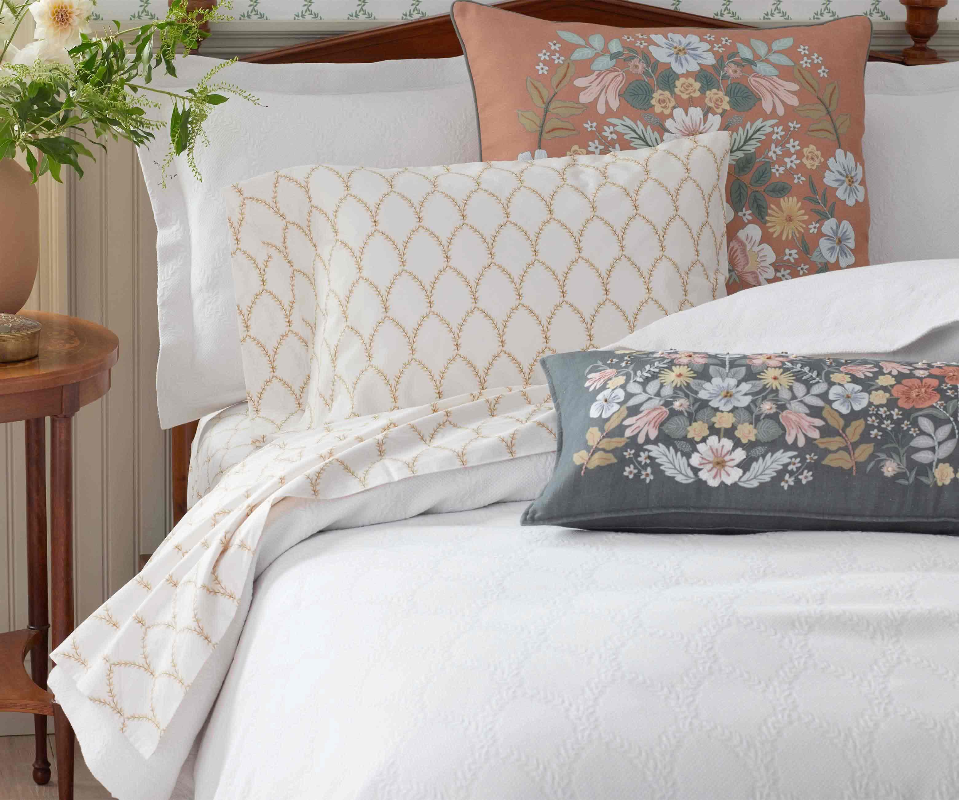 Matelassé Coverlet - Laurel Ivory