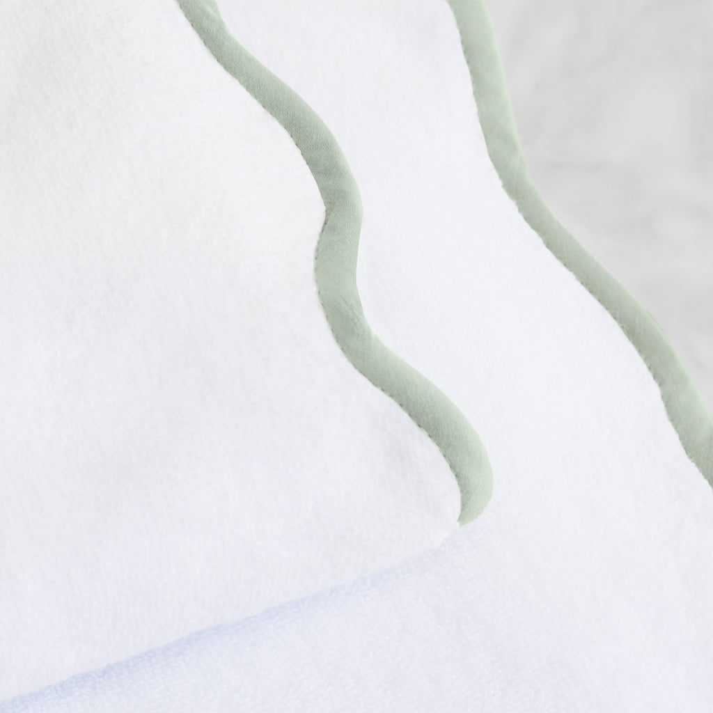 Green Scalloped Plush White Washcloth