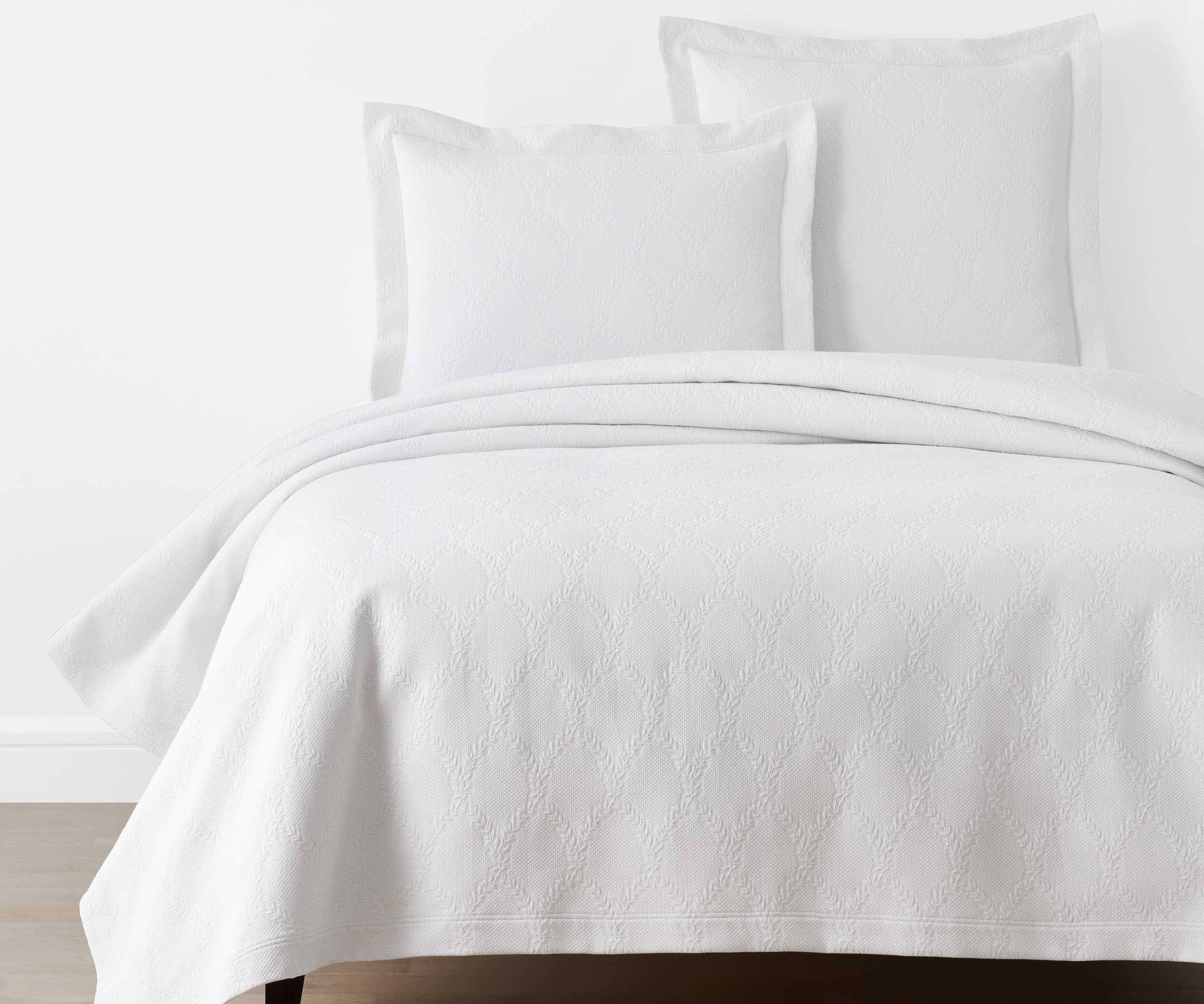 Matelassé Coverlet - Laurel Ivory