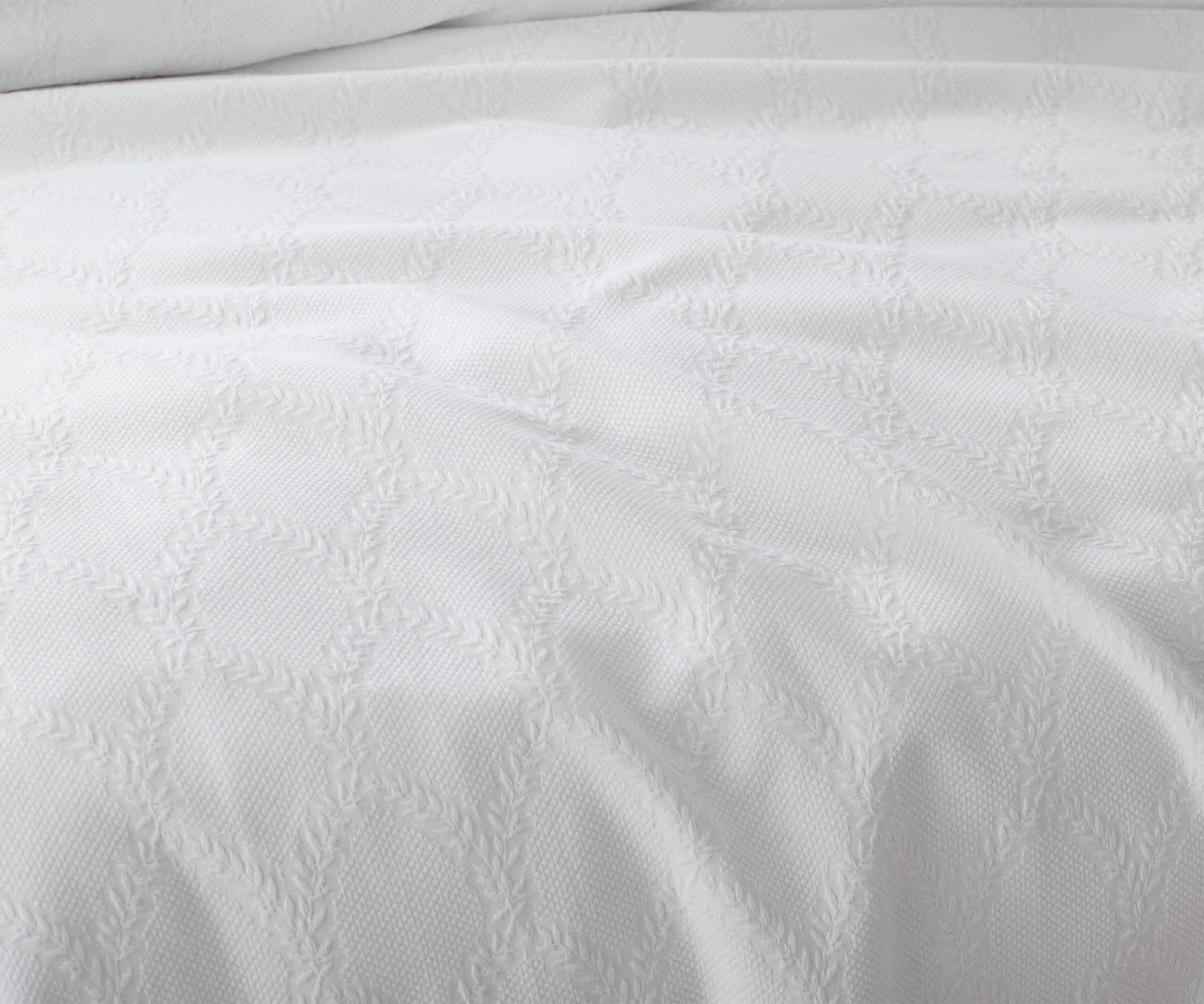 Matelassé Coverlet - Laurel Ivory