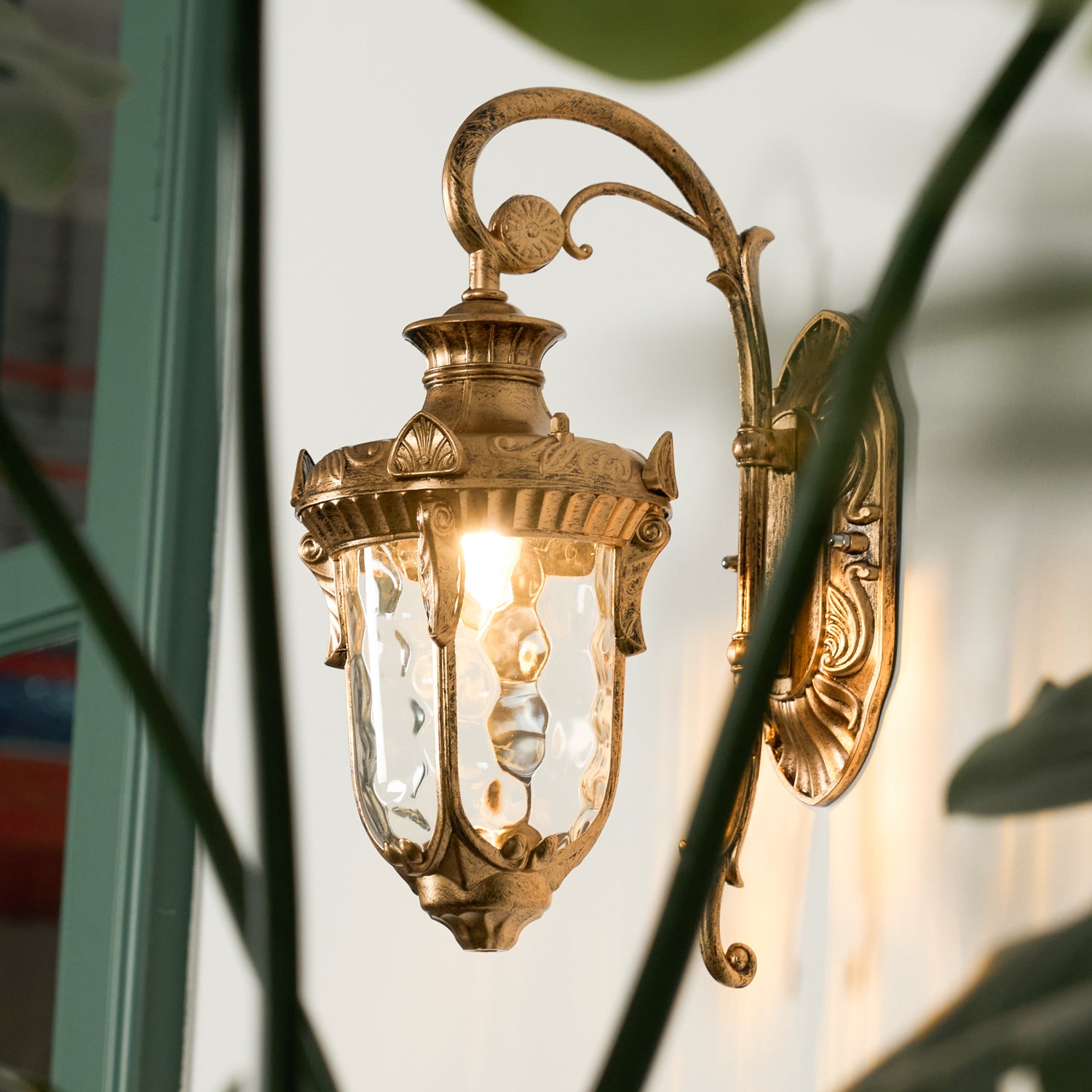 Heritage Outdoor Wall Lamp