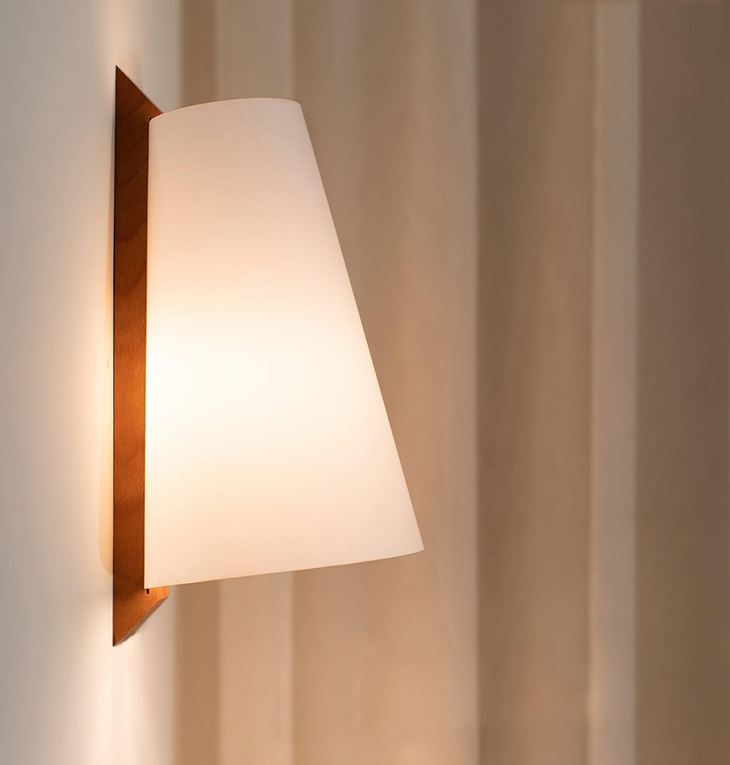 Lupe Wall Lamp